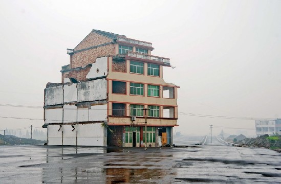 钉子户几十米宽马路中间生活