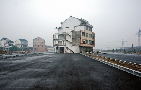 钉子户几十米宽马路中间生活