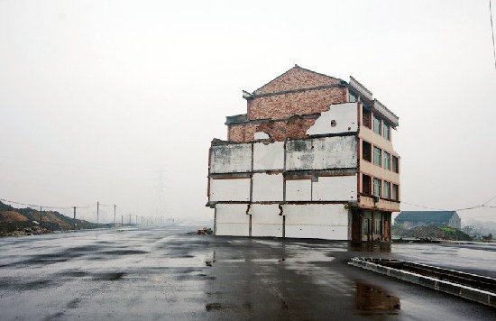 钉子户几十米宽马路中间生活