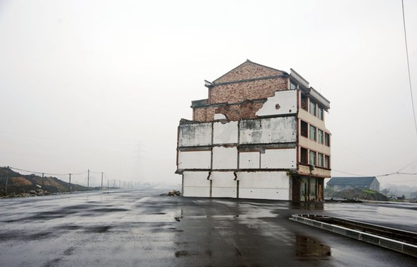 温岭钉子户马路中间生活