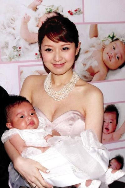 徐淑敏怀抱女儿