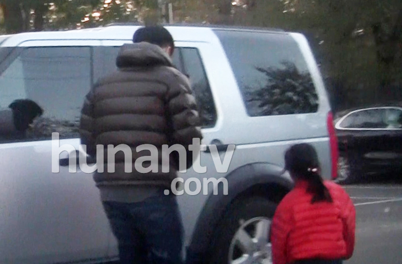 佟大为幼儿园接女儿放学