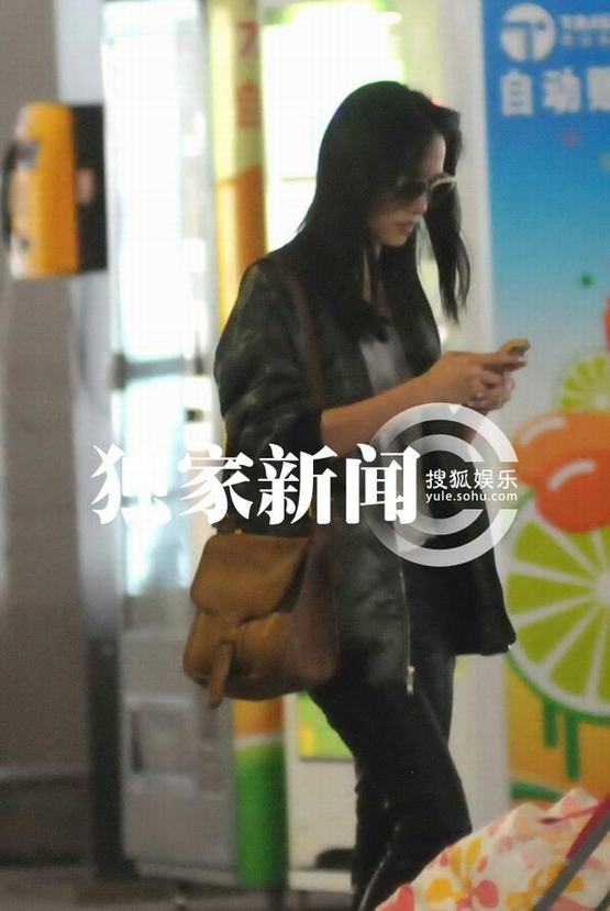 姚晨素颜现身机场 频发短信似传爱意