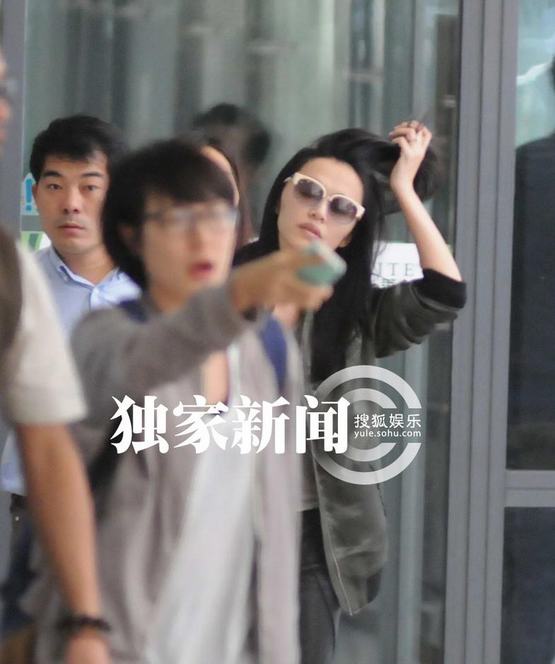 姚晨素颜现身机场 频发短信似传爱意