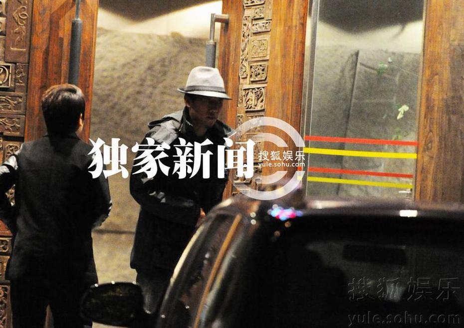 夏雨深夜会友 装扮似上海滩黑社会