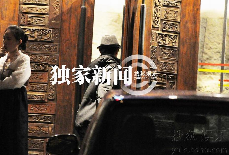 夏雨深夜会友 装扮似上海滩黑社会