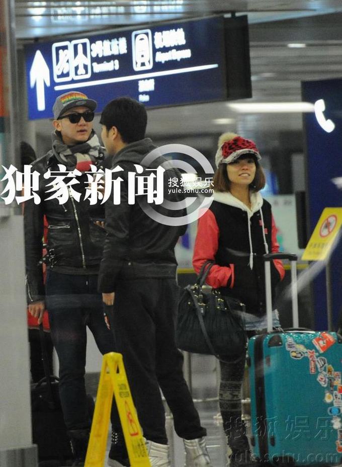 《好声音》关喆携美女回京 似女友曝光