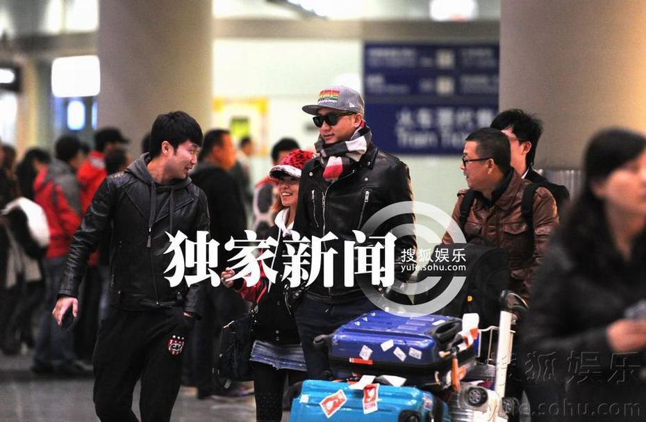 《好声音》关喆携美女回京 似女友曝光