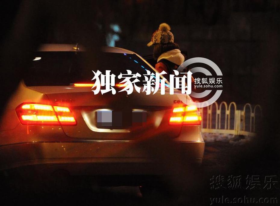 《好声音》关喆携美女回京 似女友曝光