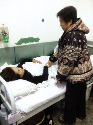 躺在病床上的公交司机王旭主任记者周松摄 躺在病床上的公交司机王旭主任记者周松摄