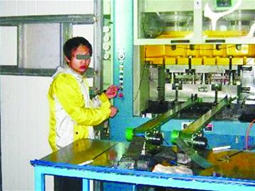 工人为偷懒在厂里搞破坏 扔掉零件致生产线停工