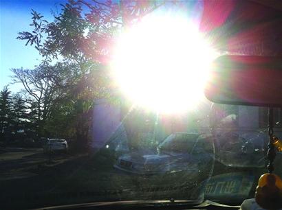 初冬阳光斜射晃晕司机眼 追尾事故频发