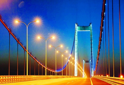 泰州大桥景观照明采用了“流光溢彩”的设计。