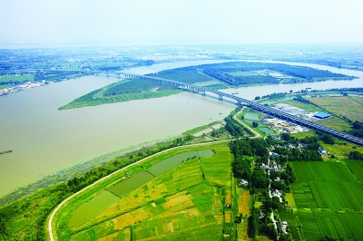 泰州大桥将泰州、扬中、镇江、常州串成一线。