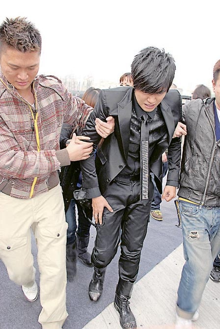 罗志祥撞伤膝盖