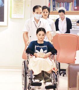 阿Sa拍戏盆骨受伤