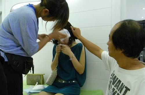 戚薇拍戏时头部意外受伤