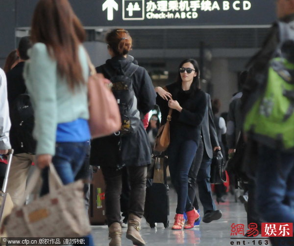 姚晨婚后独自现身机场