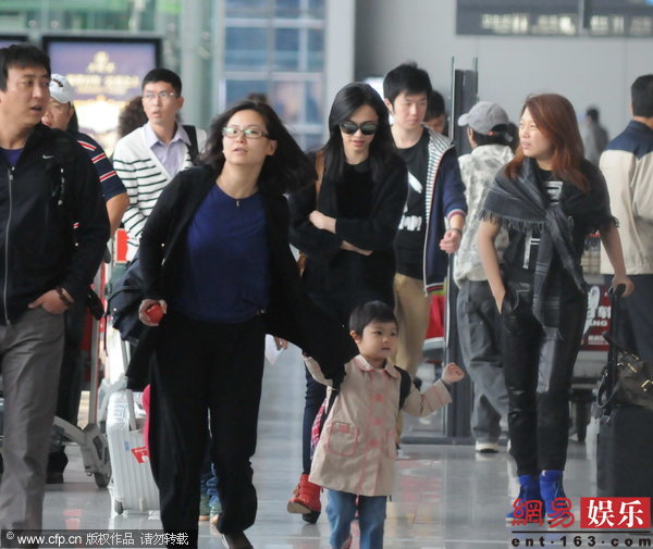 姚晨婚后独自现身机场