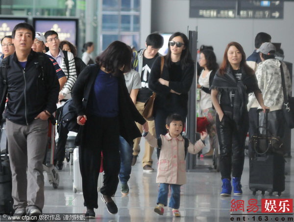 姚晨婚后独自现身机场