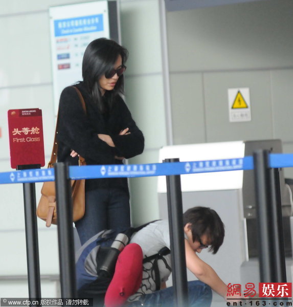 姚晨婚后独自现身机场