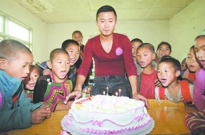 高雷雷与孩子们在一起。