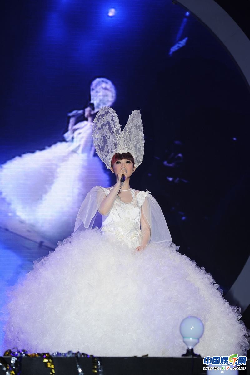 陈慧娴广州个唱大跳《江南style》 现场爆棚歌迷齐呼“老婆“