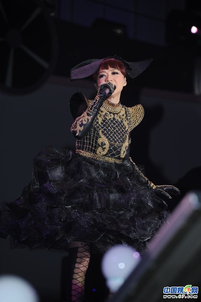 陈慧娴广州个唱大跳《江南style》 现场爆棚歌迷齐呼“老婆“