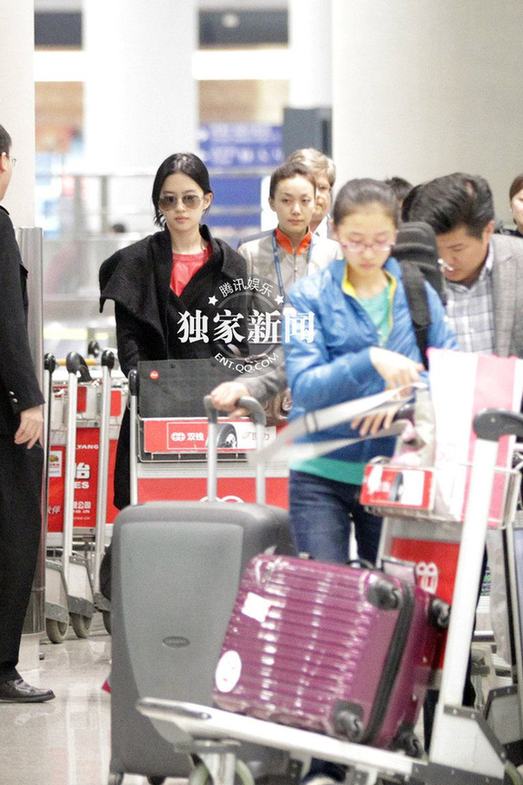 刘亦菲携母回京 干爹陈金飞备豪车队亲自接机