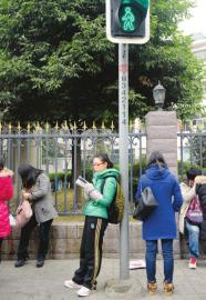 等待参加考试的考生正在复习。