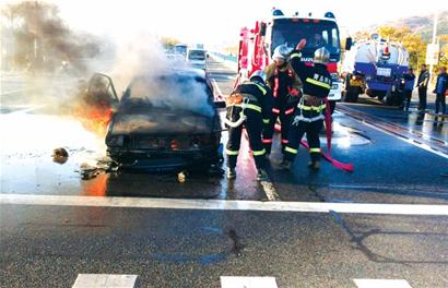 桑塔纳路中央自燃 桑塔纳路中央自燃