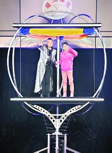 魔术师李宁带着小女孩重返黄鹤楼 记者刘洪洋摄