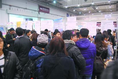 4万应届生挤爆青岛招聘会 平均月薪2690