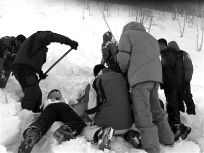 女游客滑雪遭遇雪崩被埋