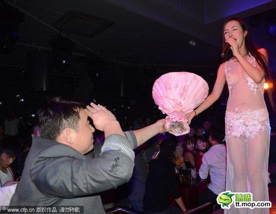 干露露近乎全裸现身夜店 母亲和妹妹齐上阵捞金
