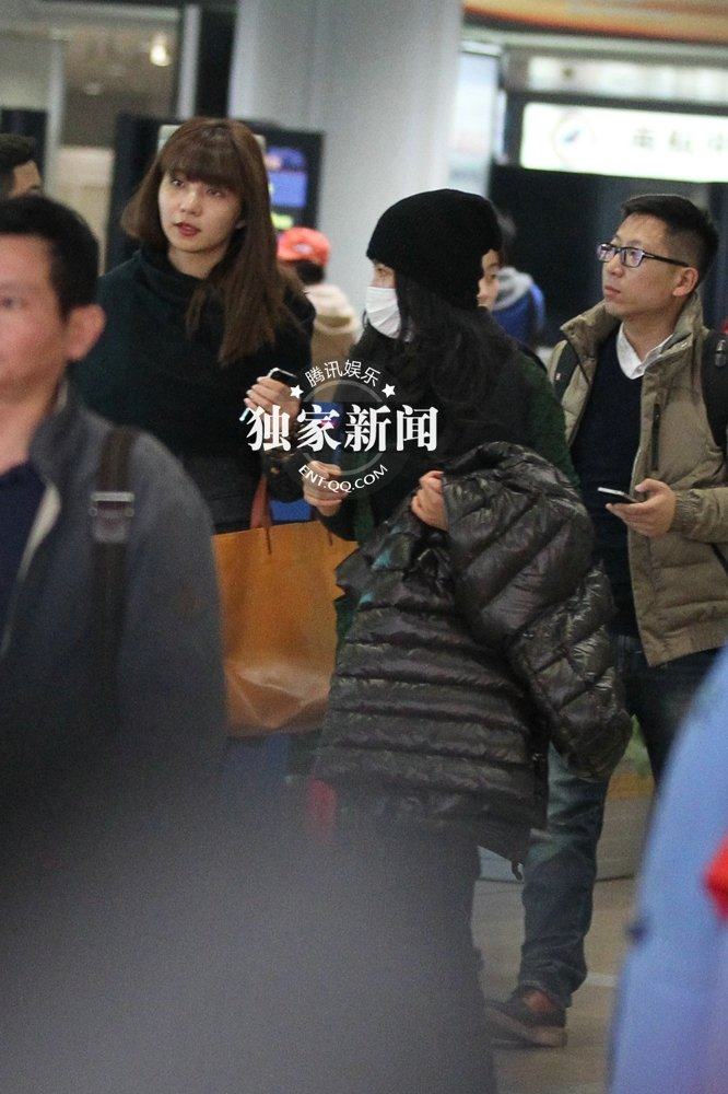 李冰冰豪车队接机排场大 美女助理惊艳亮相似Ella