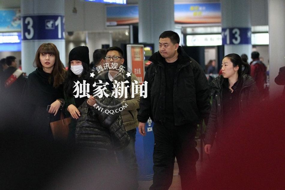 李冰冰豪车队接机排场大 美女助理惊艳亮相似Ella