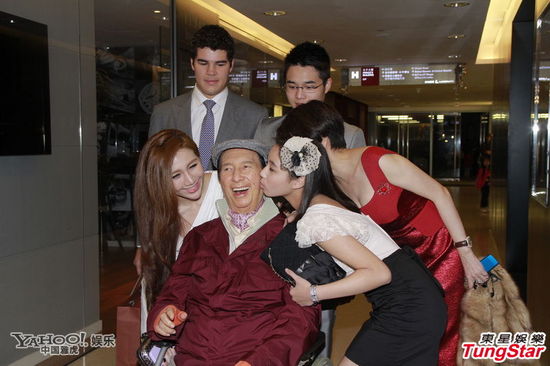 赌王何鸿燊庆祝91岁大寿 四太与子女包围狂吻