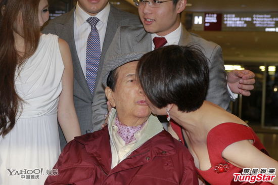 赌王何鸿燊庆祝91岁大寿 四太与子女包围狂吻