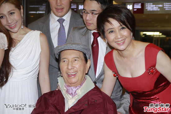 赌王何鸿燊庆祝91岁大寿 四太与子女包围狂吻