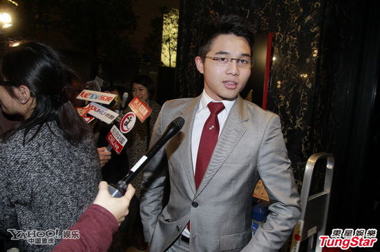 赌王何鸿燊庆祝91岁大寿 四太与子女包围狂吻