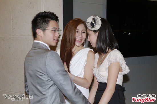 赌王何鸿燊庆祝91岁大寿 四太与子女包围狂吻