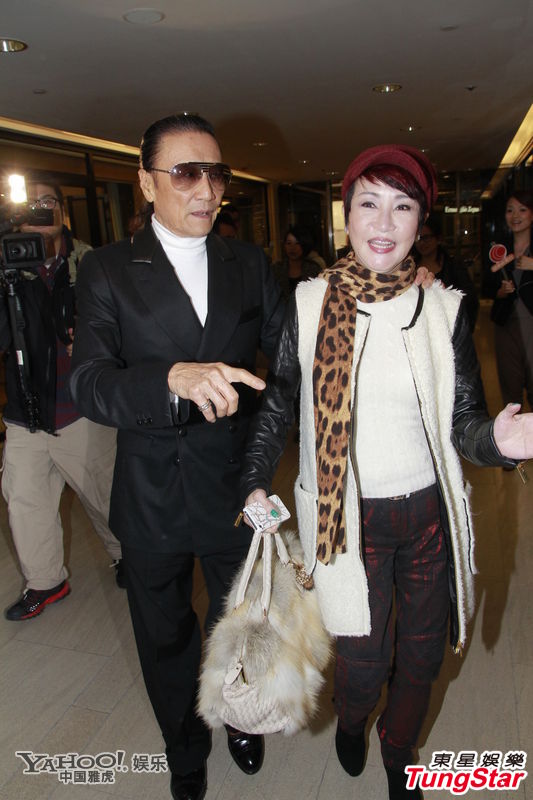 赌王何鸿燊庆祝91岁大寿 四太与子女包围狂吻