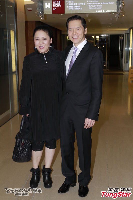 赌王何鸿燊庆祝91岁大寿 四太与子女包围狂吻