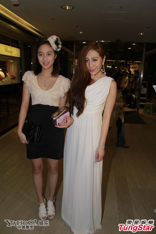 赌王何鸿燊庆祝91岁大寿 四太与子女包围狂吻