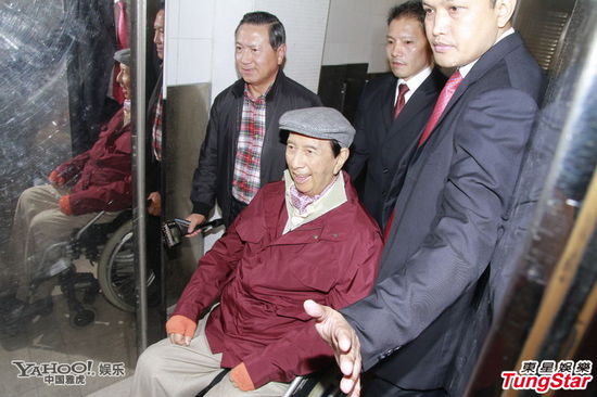 赌王何鸿燊庆祝91岁大寿 四太与子女包围狂吻