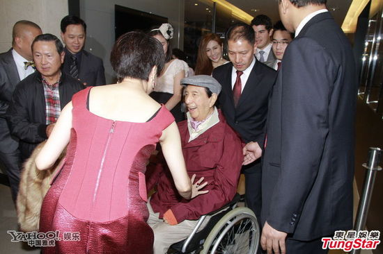 赌王何鸿燊庆祝91岁大寿 四太与子女包围狂吻