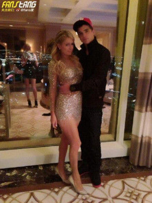 希尔顿微博自拍与男友亲密晒恩爱