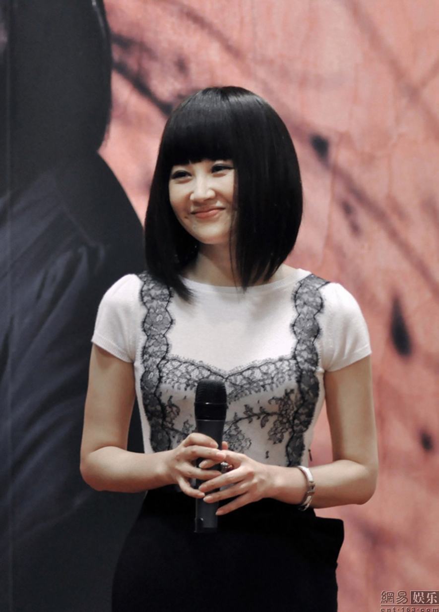 43岁许晴少女范儿亮相 李宇春同台大胆示爱“我也爱她”