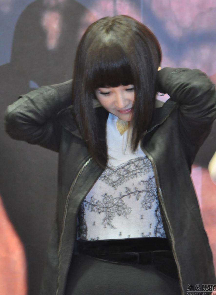 43岁许晴少女范儿亮相 李宇春同台大胆示爱“我也爱她”